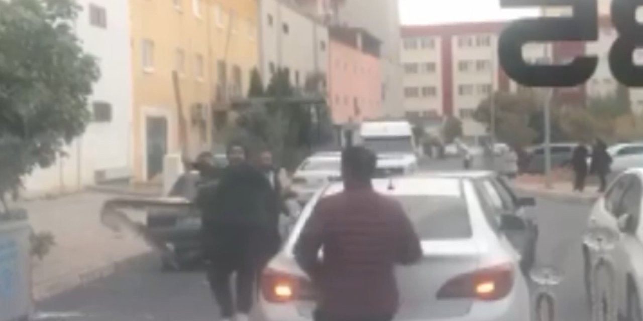 Kazaya Karışan Sürücülerden Biri 'Tampon' İle Saldırdı, Diğeri Bıçakla Karşılık Verdi