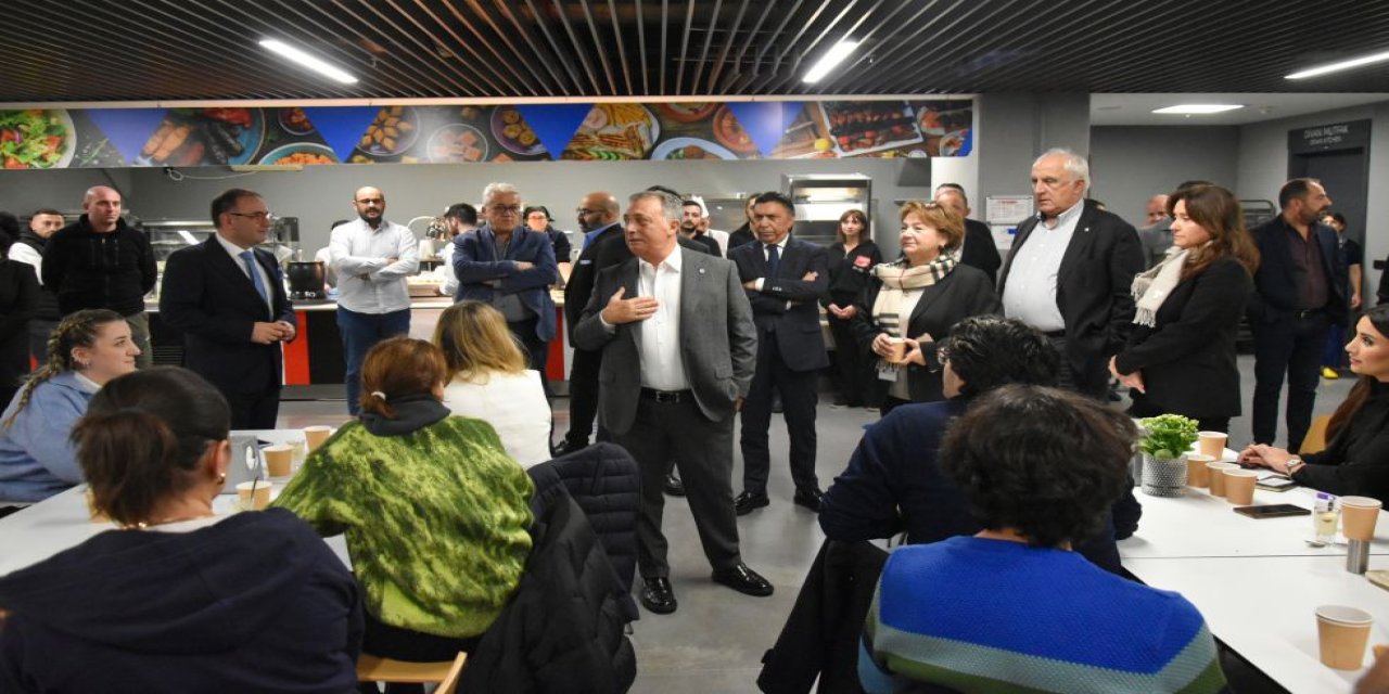 Başkan Ahmet Nur Çebi, Siyah-beyazlı Kulübün Çalışanlarıyla Vedalaştı