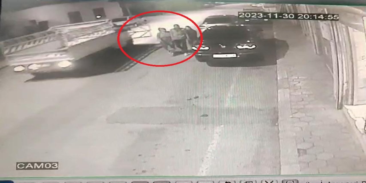 Kamyonetin Açılan Kapağı Yolda Yürüyen Kadının Başına Çarptı; O Anlar Kamerada