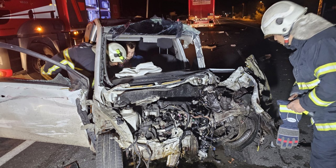 İki Tır İle Çarpışan Otomobildeki Kardeşleri Kaza Ayırdı: 1 Ölü, 1 Yaralı