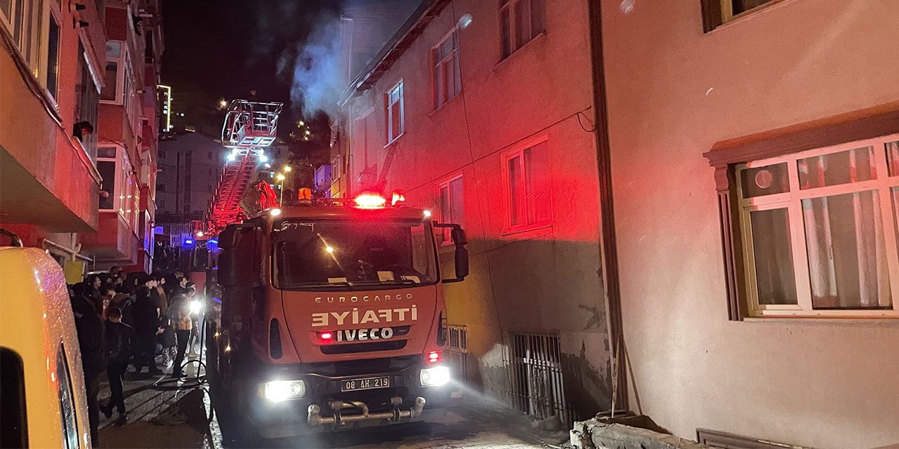 Artvin'de 3 katlı evde çıkan yangında yalnız yaşayan yaşlı kadın yaralandı