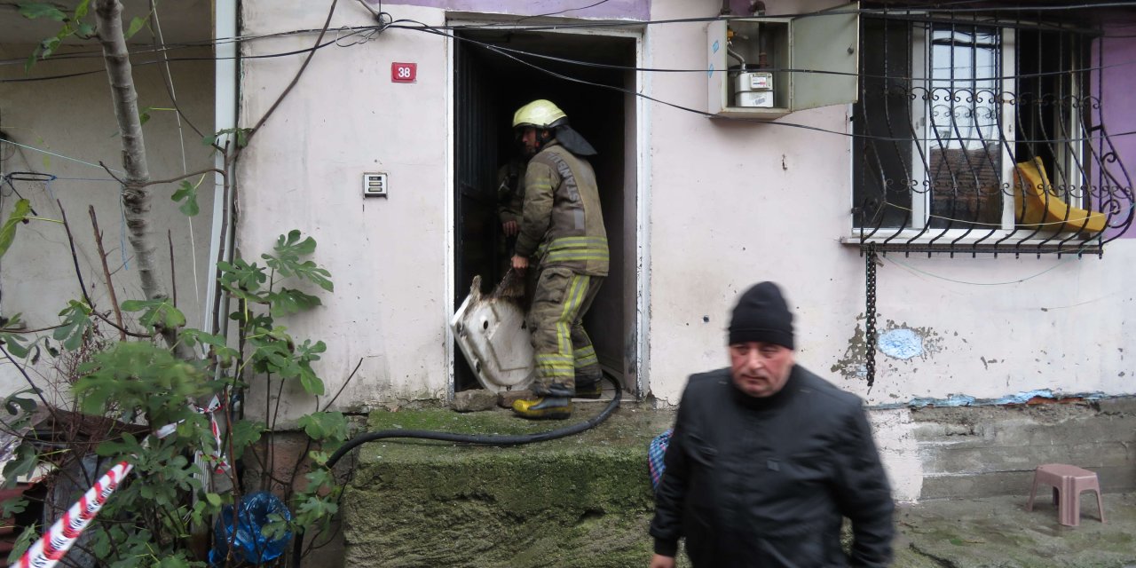 Ümraniye'de Yangında Mahsur Kalan 2 Kişiyi Komşuları Kurtardı