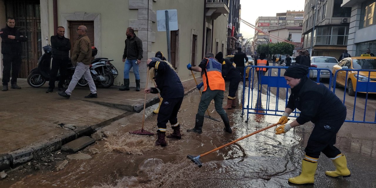 İskenderun'da Sel Gitti, Zararı Kaldı