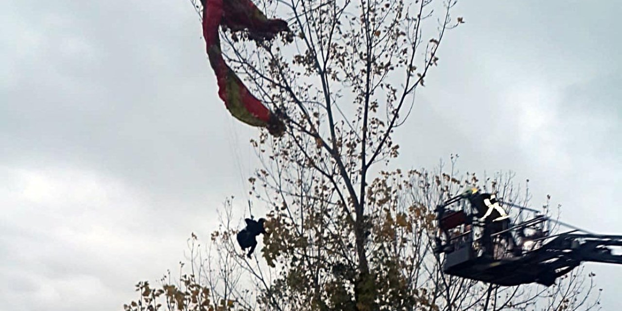 Ağaca Takılan Yamaç Paraşütçüsünü İtfaiye Kurtardı