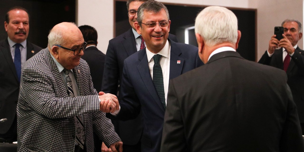 Özgür Özel, Partisinin Eski Milletvekilleri İle Bir Araya Geldi