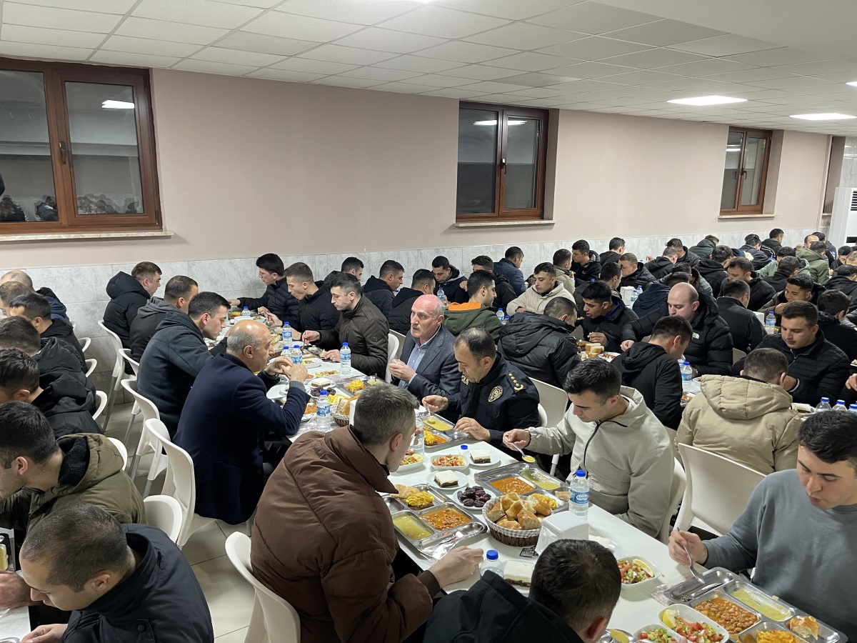 Polis Akademisi Başkanı Prof. Dr. Çolak, Rize'de Polis Adaylarıyla İftar Açtı