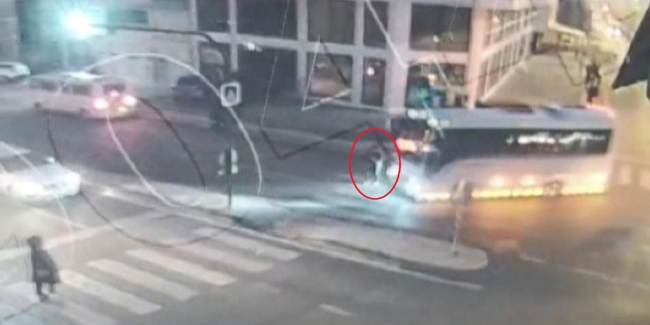 Yaya Geçidinde Midibüs Çarpan Esra Öldü; Kaza Anı Kamerada