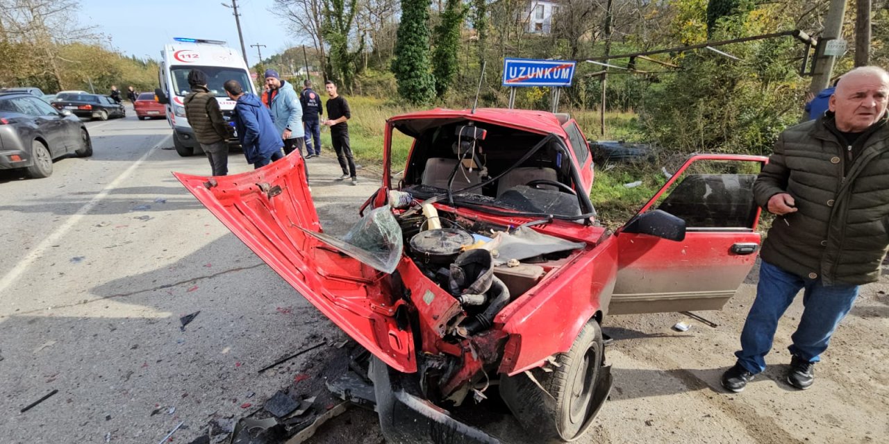 Otomobiller Kafa Kafaya Çarpıştı: 1'i Ağır, 3 Yaralı