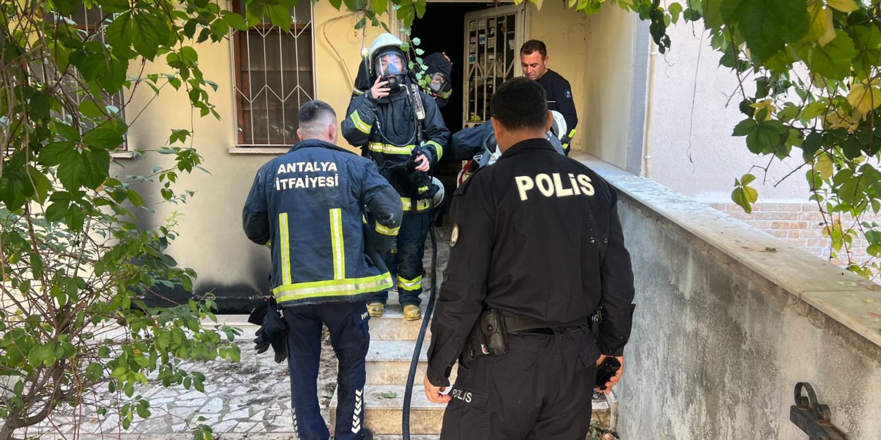 Yangında Mahsur Kalan Babaanne İle Torununu İtfaiye Kurtardı