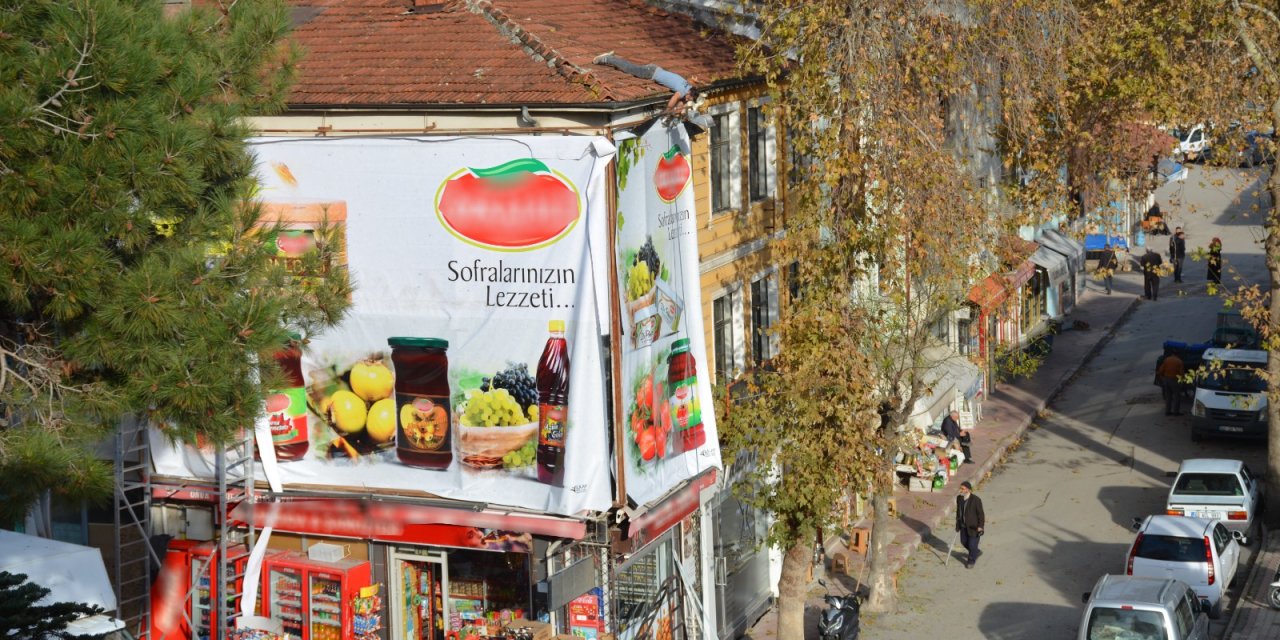 Çatından Sarkıp, Afiş Asmaya Çalıştı; O Anlar Kamerada