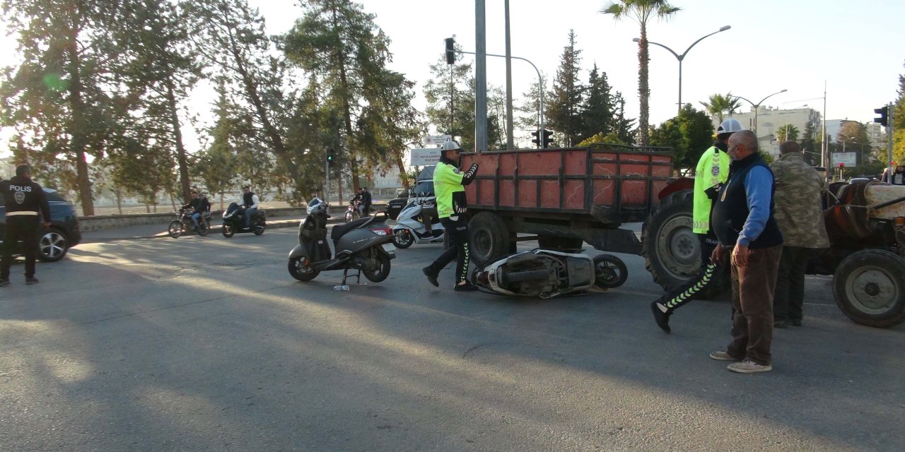Motosikletler Traktöre Çarptı: 2 Yaralı