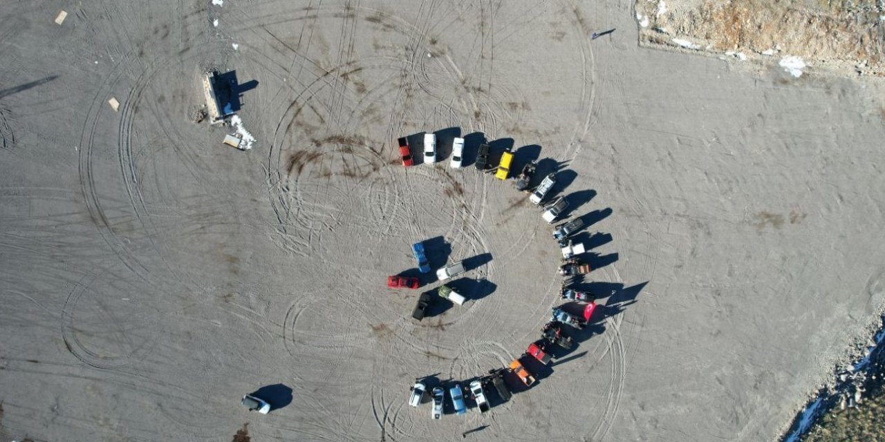 Cudi'de Off-road Araçlarıyla 'Ay Yıldız' Gösterisi