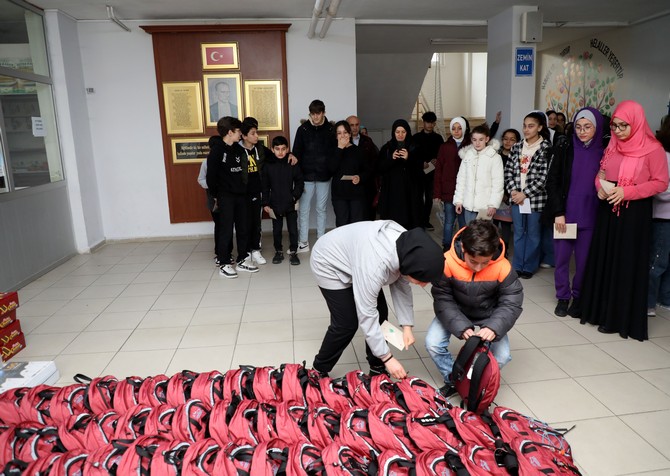 Rize'de ortaokul öğrencilerden deprem bölgesindeki okullara kırtasiye desteği