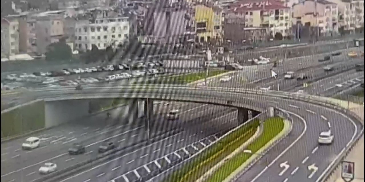 Fatih'te Otomobilin Motosikletli Kuryeye Çarpma Anı Kameraya Yansıdı