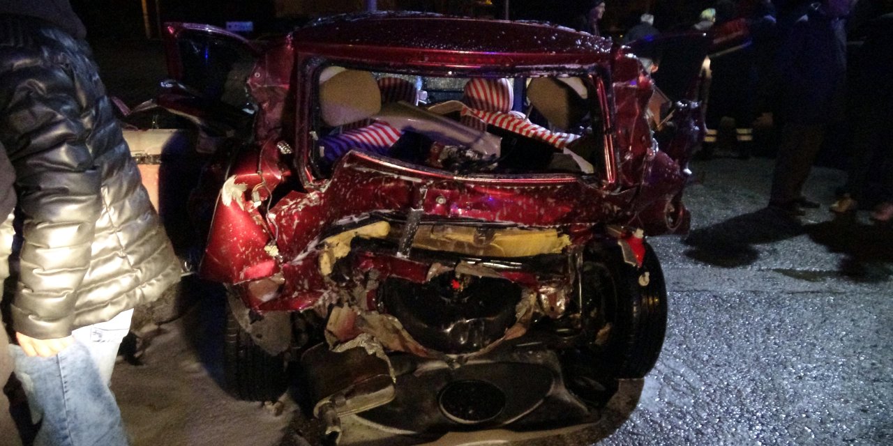 Kırmızı Işıkta Bekleyen Uzman Çavuşların Otomobiline, Otomobil Çarptı: 6 Yaralı