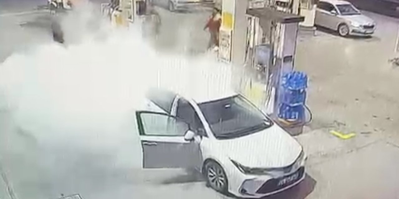 Otomobil Yakıt Dolumu Sırasında Alev Aldı, Baba- Kız Son Anda Kurtuldu; Yangın Kamerada