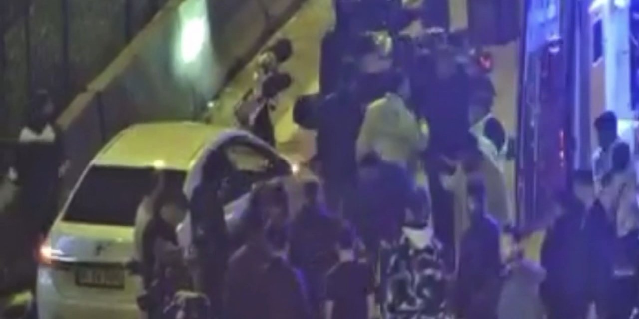 Kadıköy'de Üst Geçitten Düşen Vatandaşı Sürücüler Kurtardı