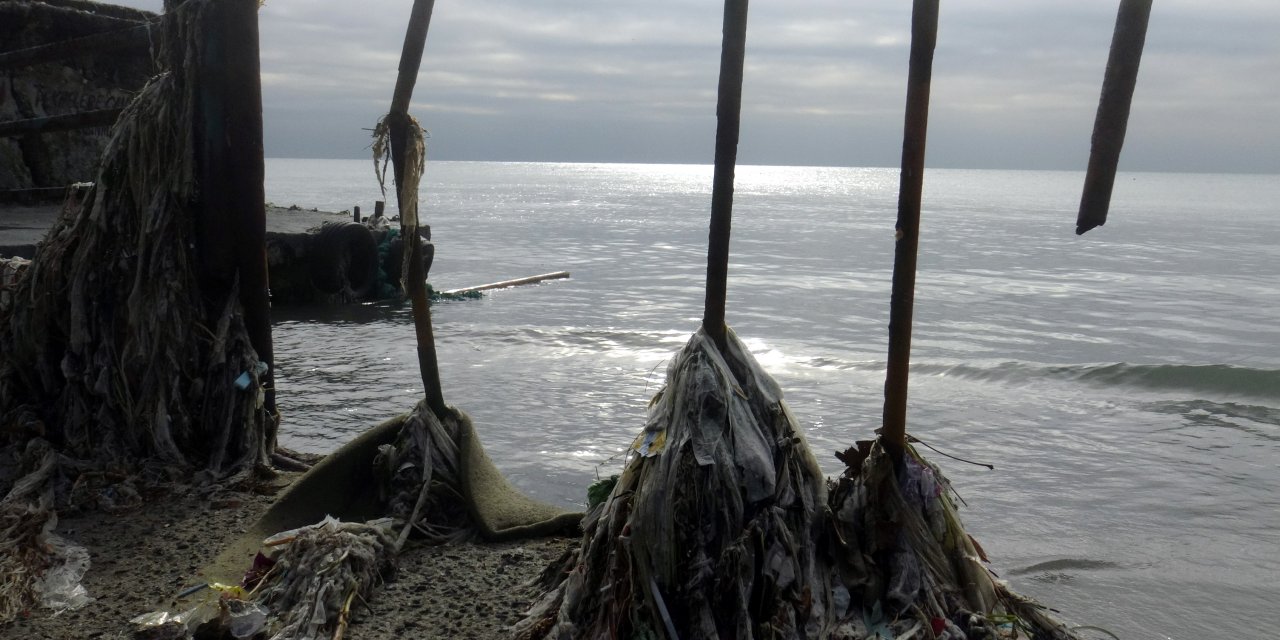 Dev Dalgaların Ardından Avcılar Sahili Çöplüğe Dönüştü