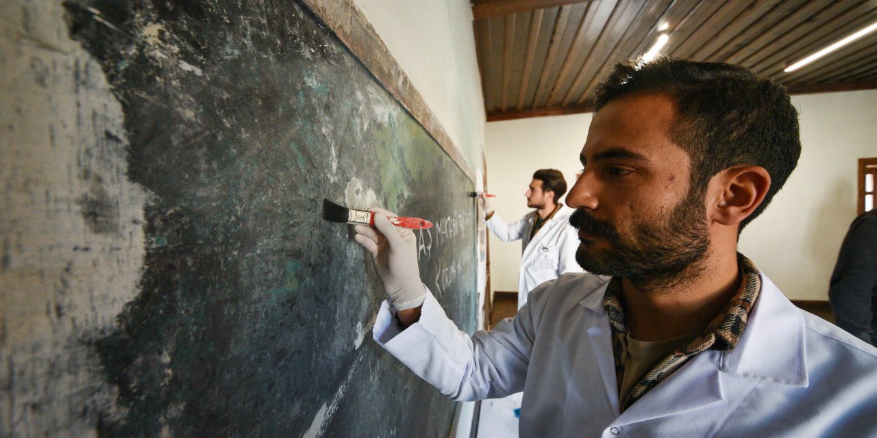 Sıva Altından Çıkarılan 90 Yıllık Taş Tahta, Üzerindeki İzlerle Korumaya Alındı