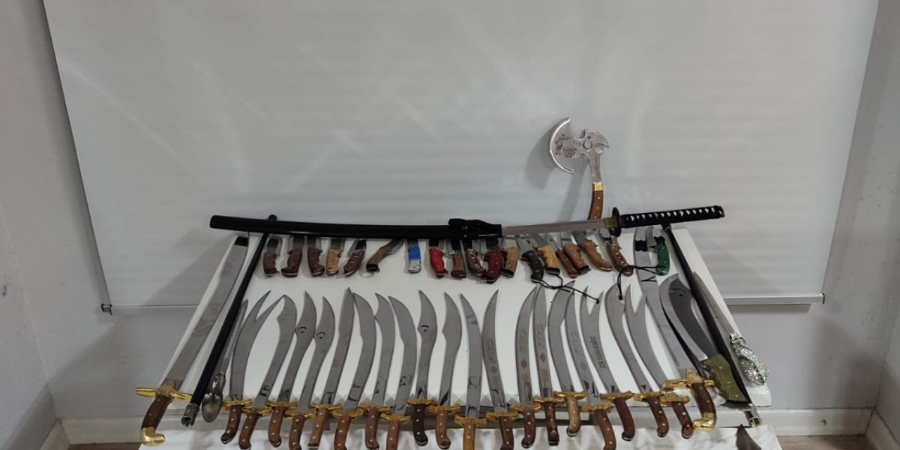 Evinde 24 Kılıç Ele Geçirildi