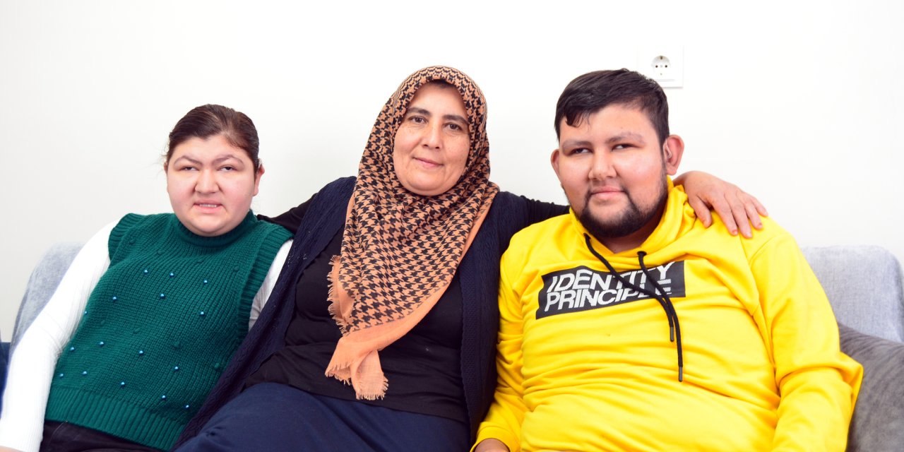 Engelli 2 Çocuğuna Göz Oldu; Biri Üniversiteyi Bitirdi, Diğeri Lise Öğrencisi