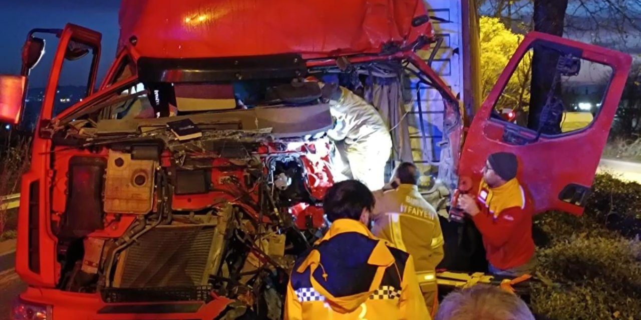 Ağaca Çarpan Tır'ın Kabinde Sıkışan Şoförü Ekiplerce Çıkarıldı