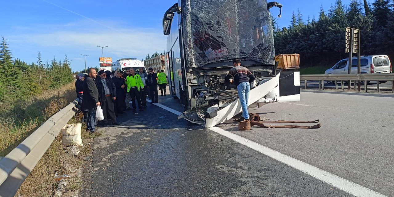 Tem'de Yolcu Otobüsü, Tır'a Arkadan Çarptı: 13 Yaralı