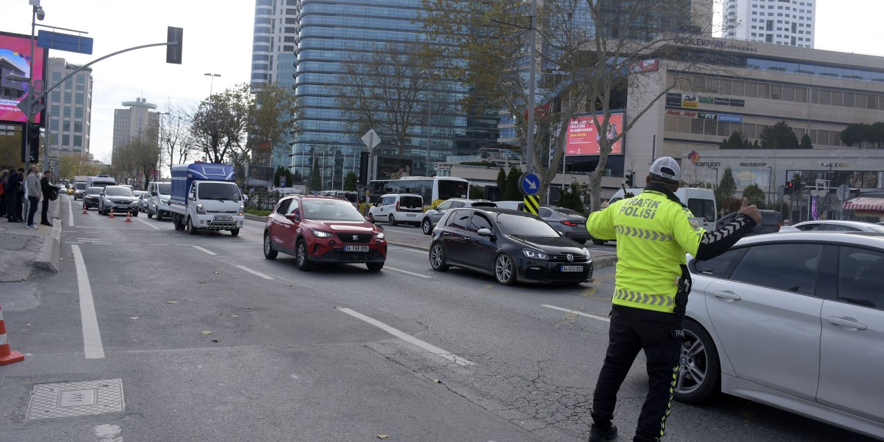 Beşiktaş'ta 11 Katlı Binanın Yıkımında Yola Moloz Düştü, 3 Araç Hasar Gördü