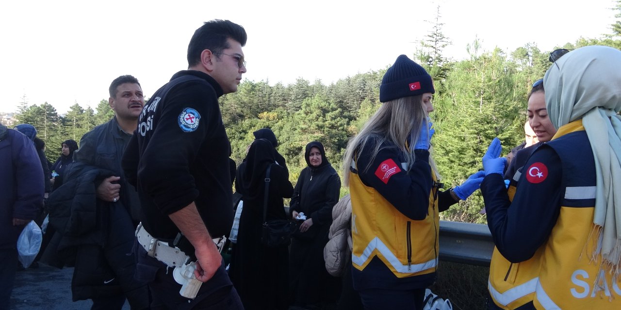 Tem'de Yolcu Otobüsü, Tır'a Arkadan Çarptı: 13 Yaralı (2)