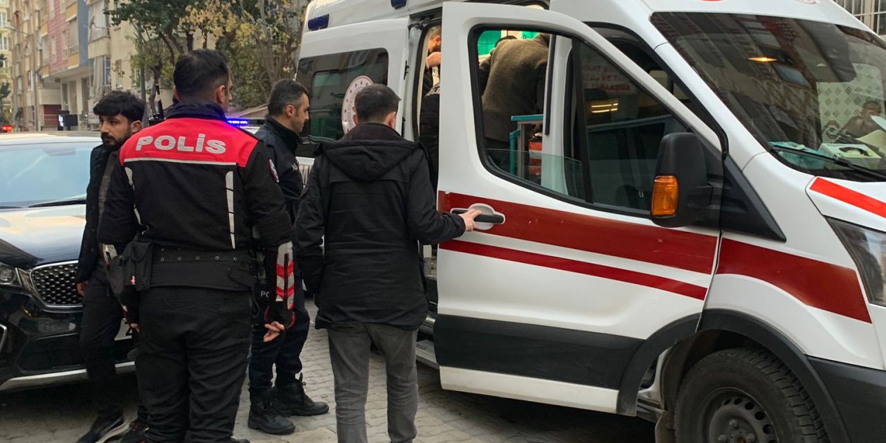 Eşiyle Tartışıp Kendini Bıçakladı