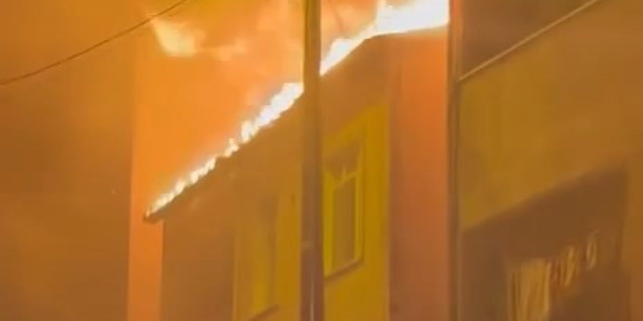 Sultanbeyli'de Tek Katlı Binanın Çatısı Alev Alev Yandı