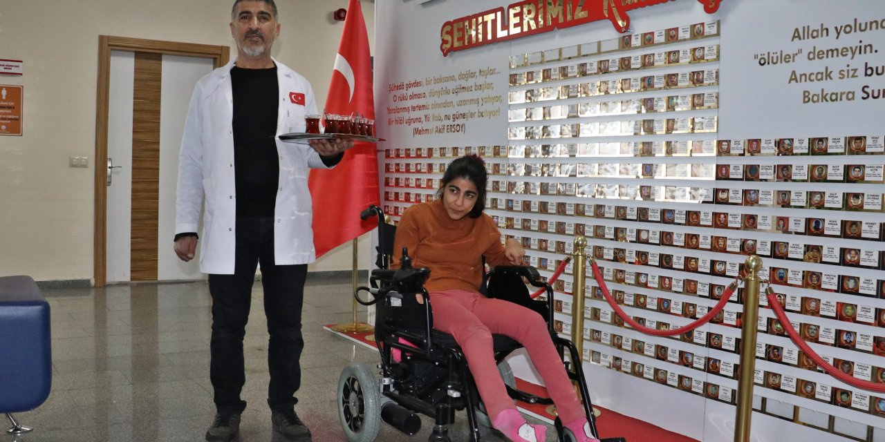 Engelli 3 Çocuğundan Merve'yi, Çalıştığı Kuruma Götürüp Sosyalleşmesini Sağlıyor