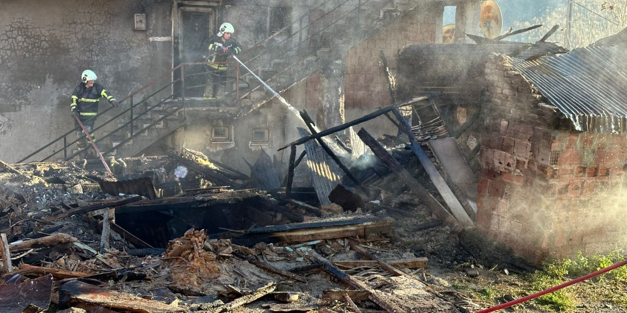 Samsun'da Ahırdaki Yangın Eve Sıçramadan Söndürüldü
