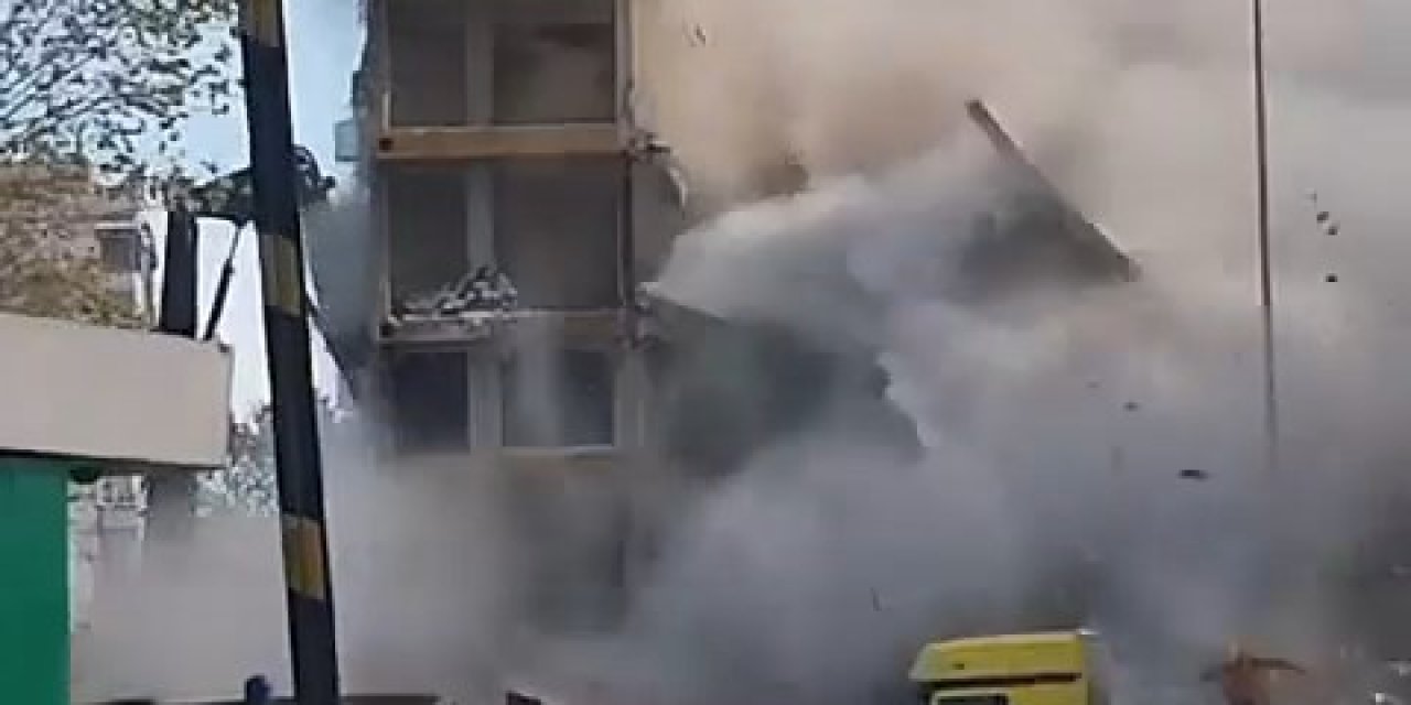 Beşiktaş'ta Kontrollü Yıkım Sırasında 11 Katlı Binanın Çökmesi Kamerada