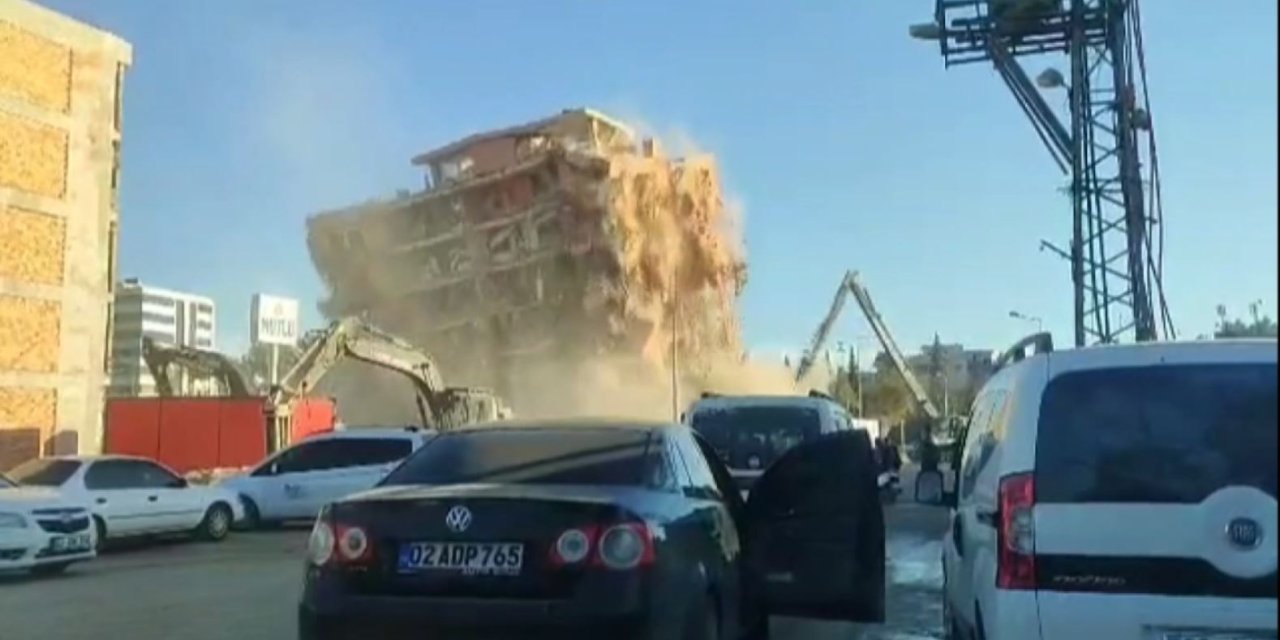 Adıyaman'da Ağır Hasarlı 8 Katlı Bina Yıkıldı