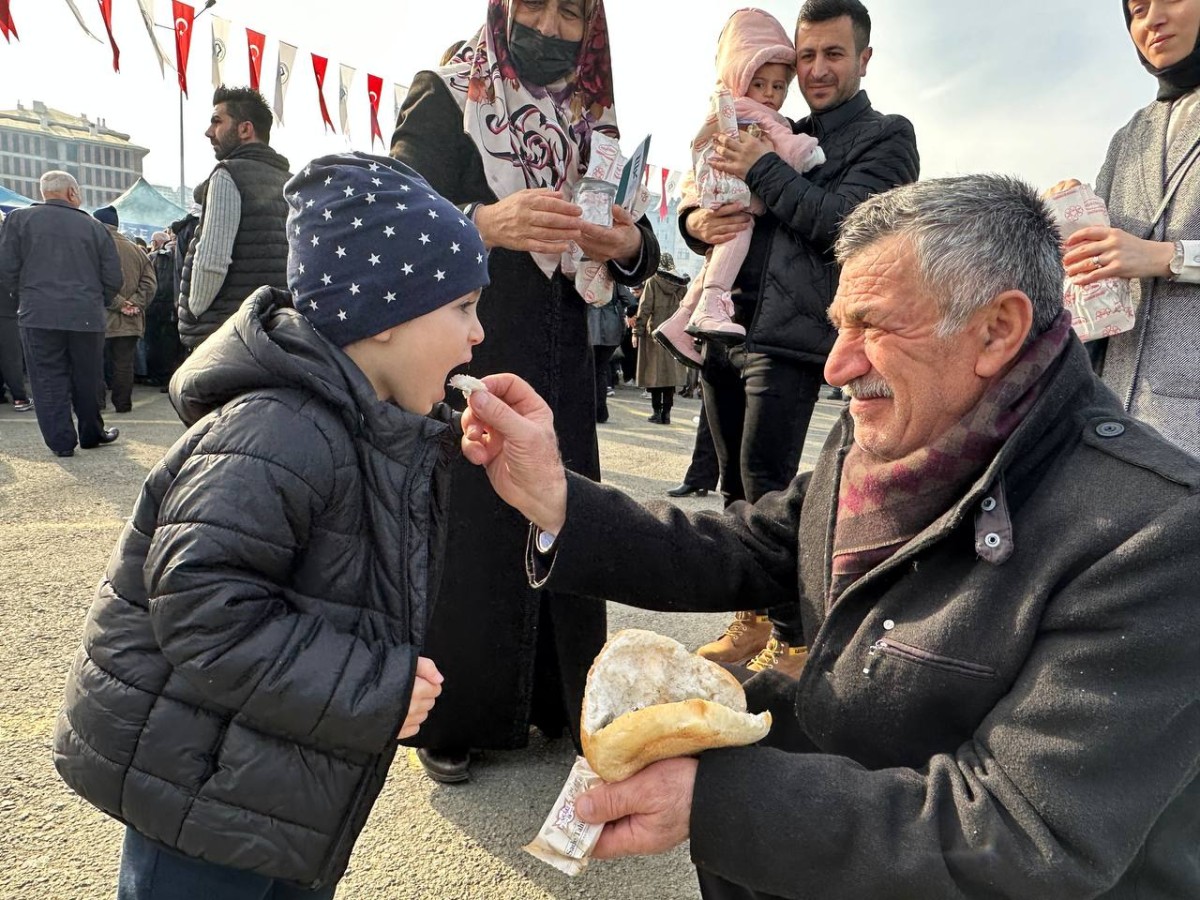 Rize'de festivalde 2,5 ton hamsi tüketildi