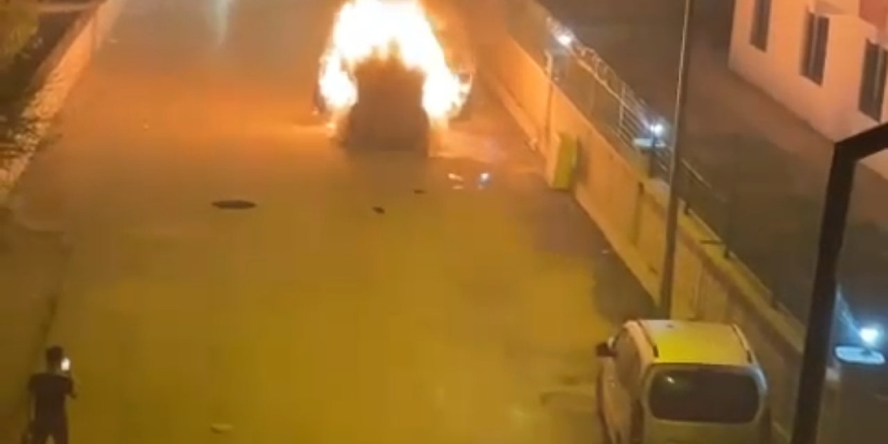 Batman’da Park Halindeki Otomobil Yandı