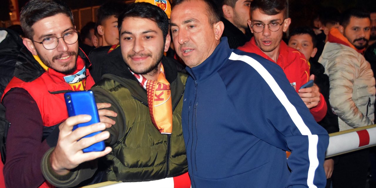 Kayserispor Kafilesi Tezahüratlarla Karşılandı