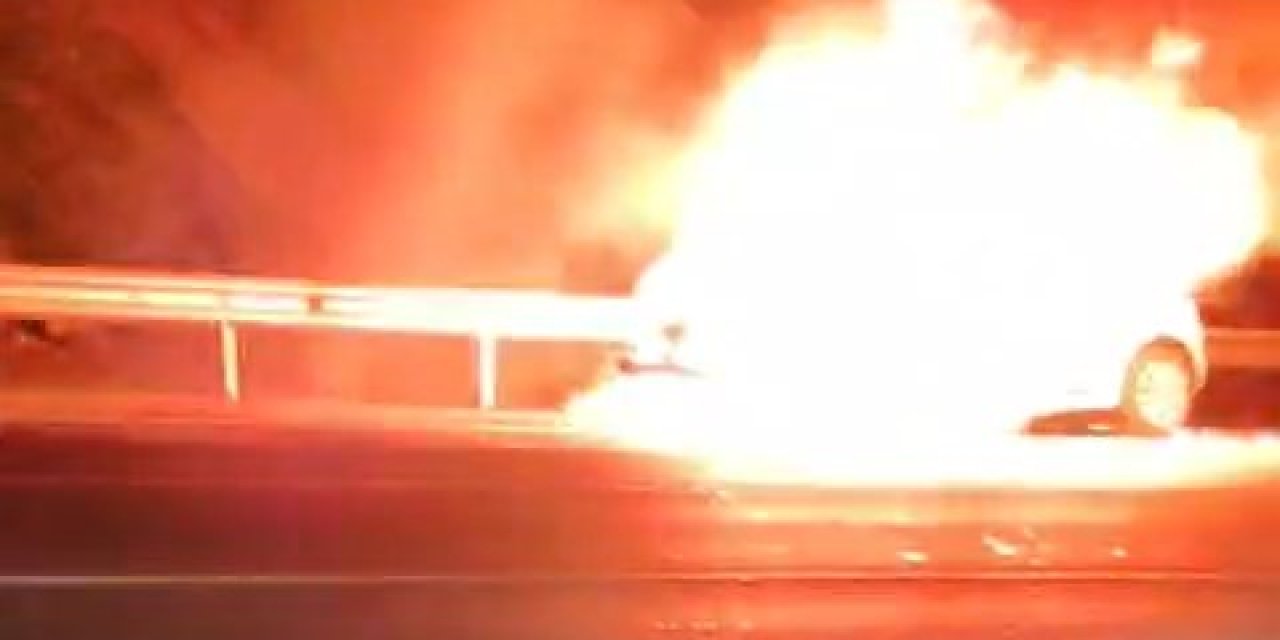 Fatih Sultan Mehmet Köprüsü Çıkışında Otomobil Alev Alev Yandı