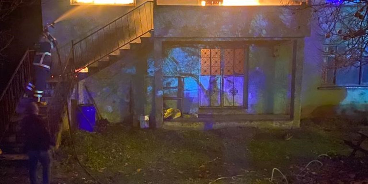 Düzce'de İki Katlı Ev Alev Alev Yandı