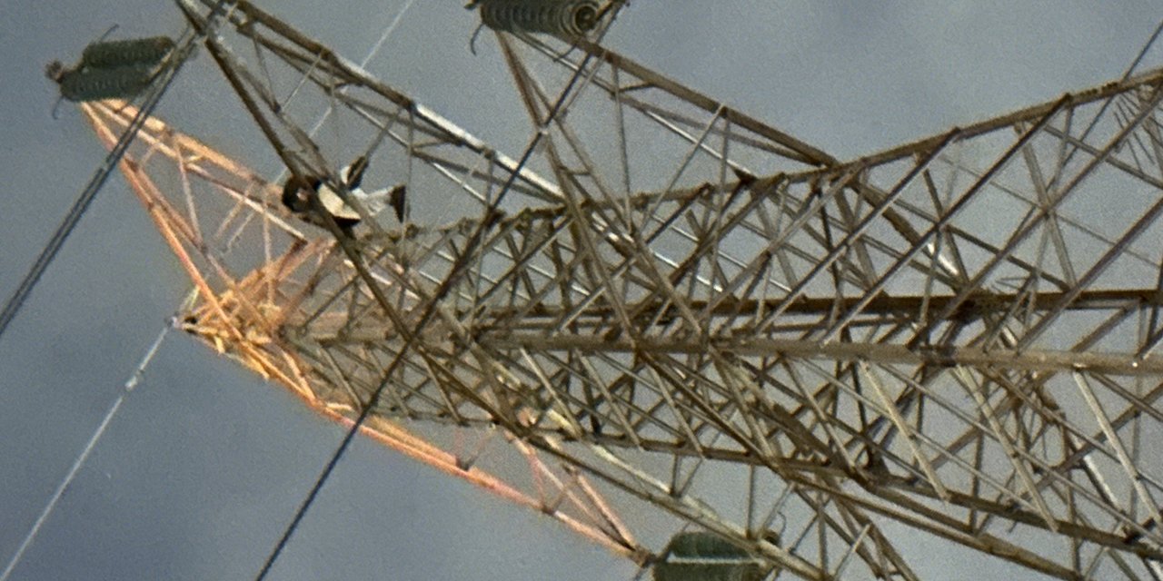 Küçükçekmece'de 50 Metrelik Elektrik Direğine Çıkıp Kendini İhbar Etti