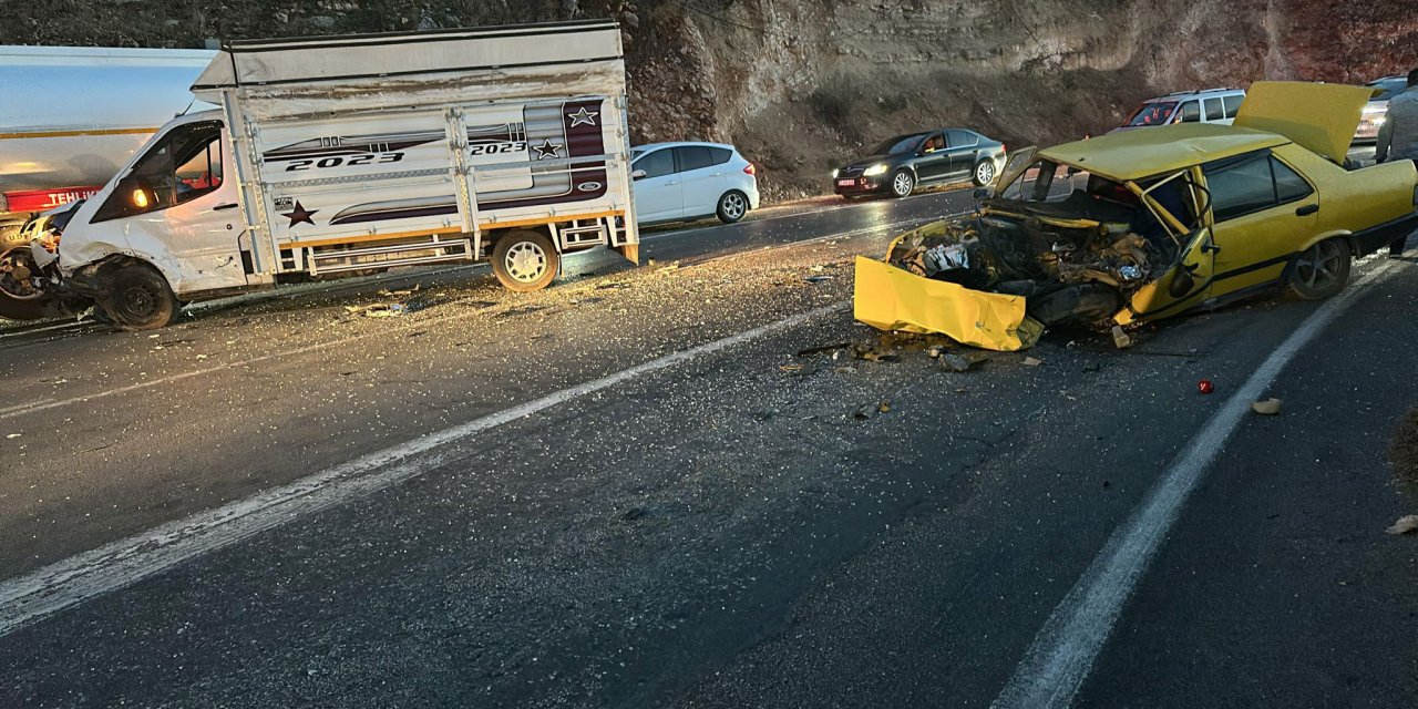Gaziantep’te Otomobil İle Kamyonet Çarpıştı; 2 Yaralı