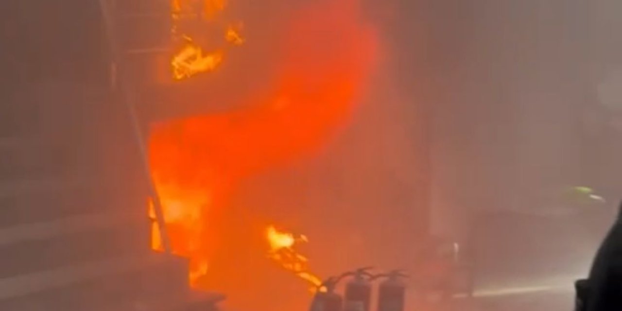 Eminönü'nde İş Yeri Alev Alev Yandı