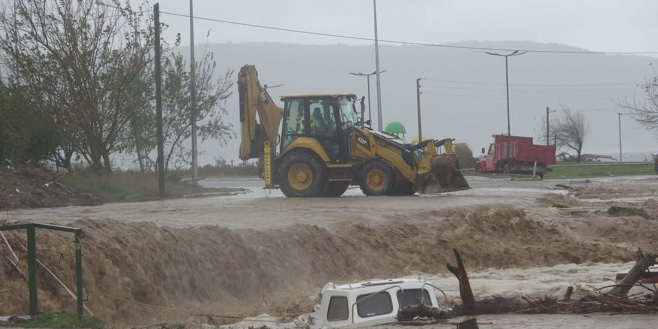 Çanakkale'de Sağanak Nedeniyle Kepez Çayı Taştı