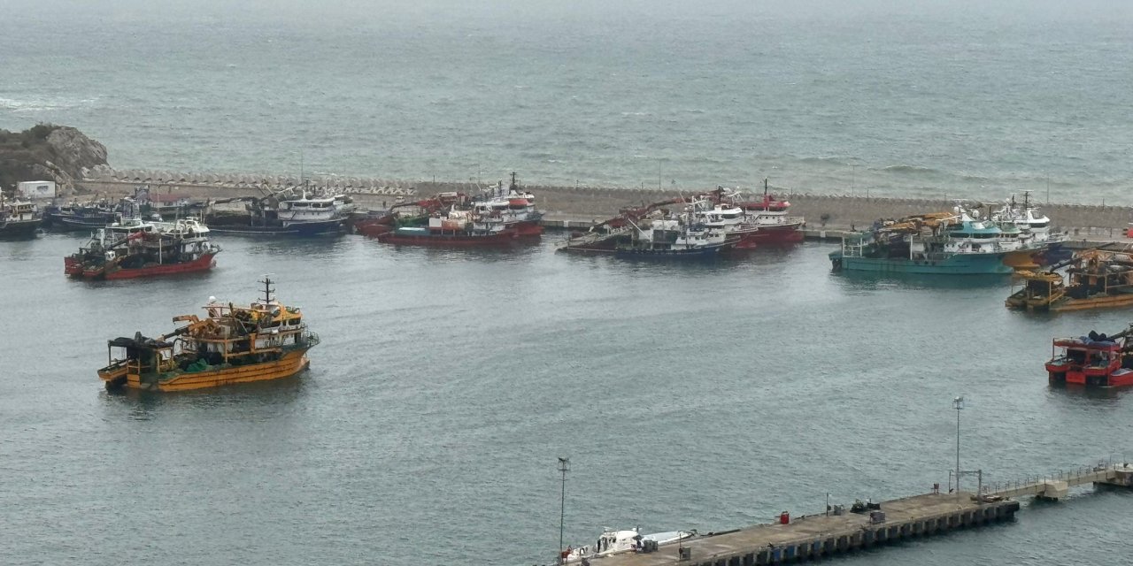 Fırtına Uyarısı Nedeniyle Balıkçı Tekneleri Amasra Limanı’na Demirledi