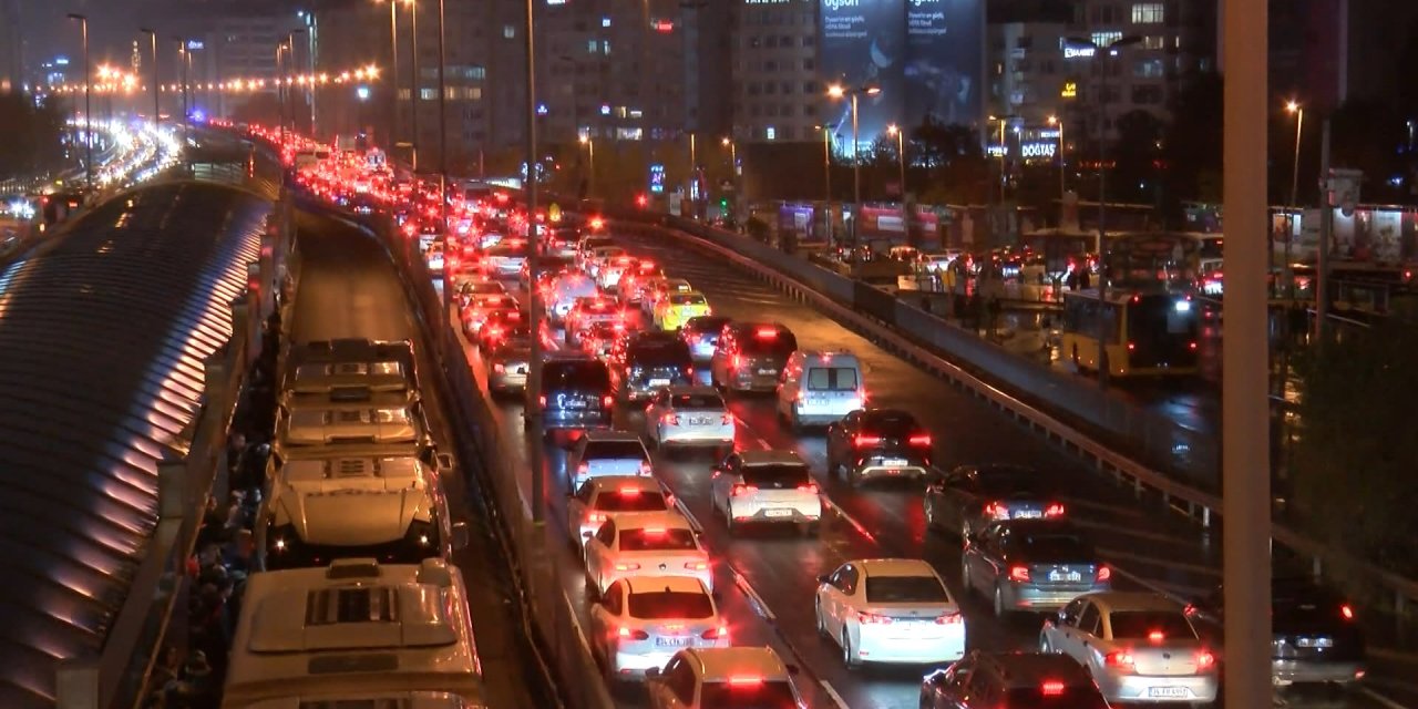 İstanbul'da Yağışlı Havayla Birlikte Trafik Yoğunluğu Oluştu