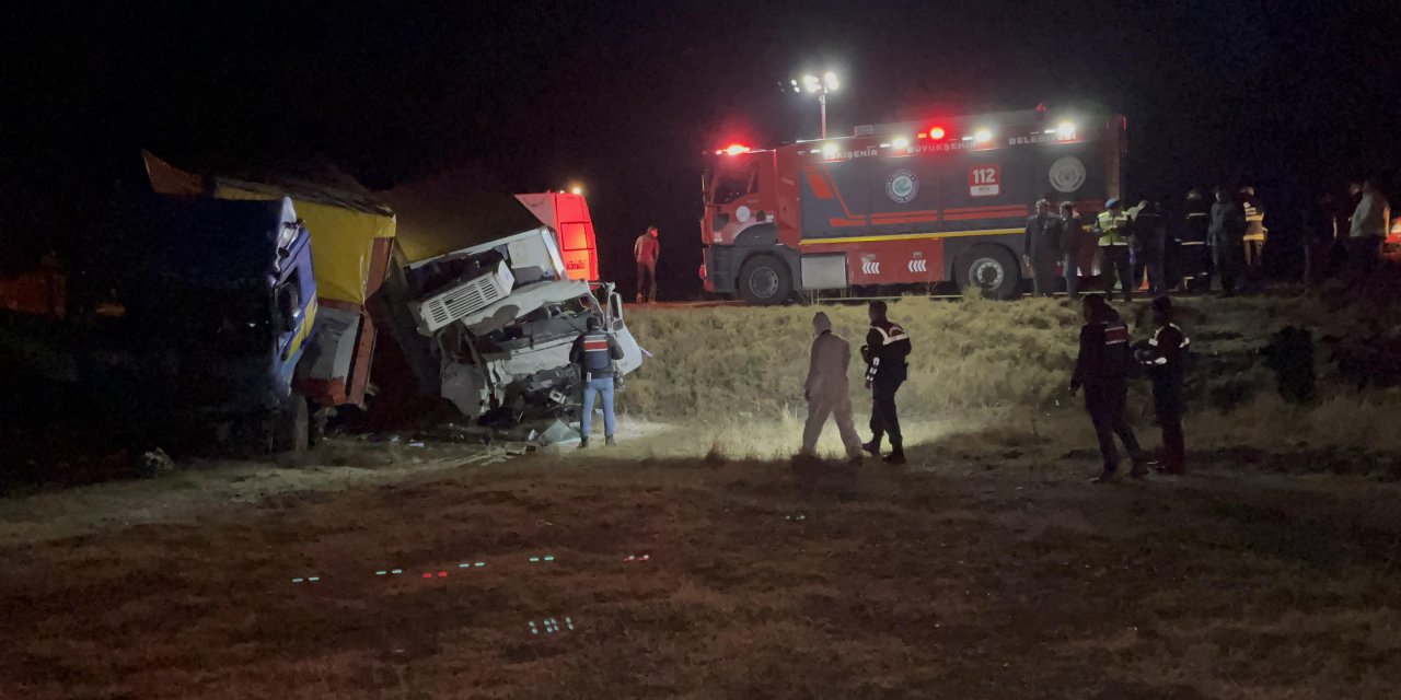 Eskişehir’de Tır İle Kamyonet Kafa Kafaya Çarpıştı; 2 Ölü, 2 Yaralı
