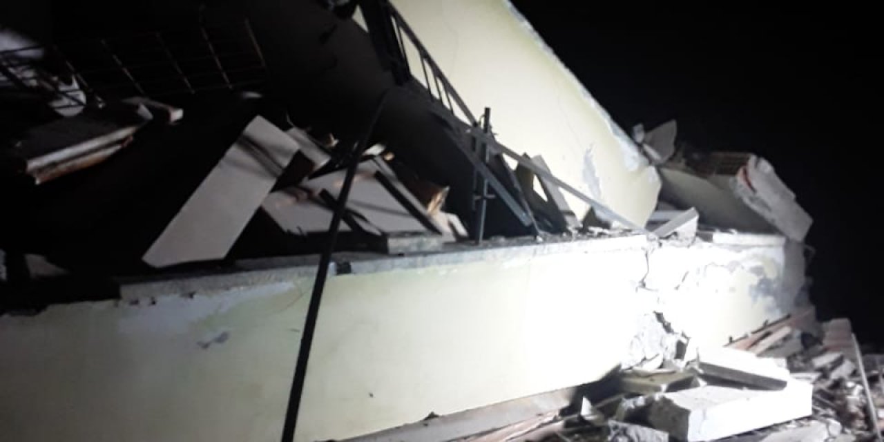 Antalya'da Tadilat Yapılan İki Katlı Bina Çöktü