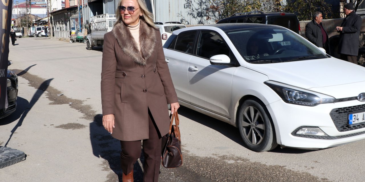 Van'ın İlk Ve Tek Kadın Muhtarı Olarak Seçildi, Mahallenin 'Leyla Ablası' Oldu