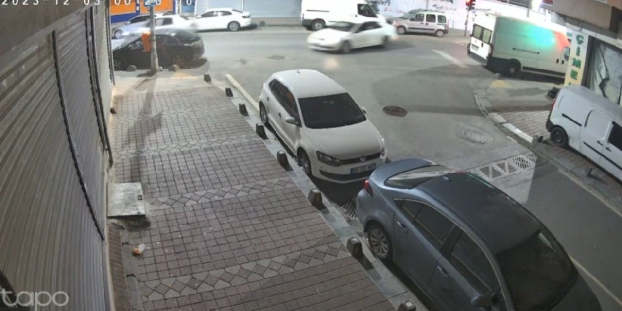 Sultangazi'de Park Halindeki Araçlara Çarpıp Kaçtılar